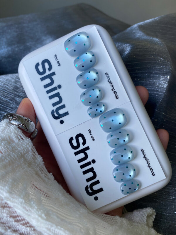 n08 Ice Blue Dots