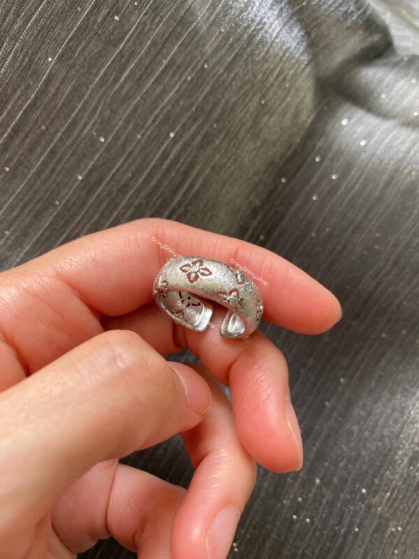 r01 Silver Clover