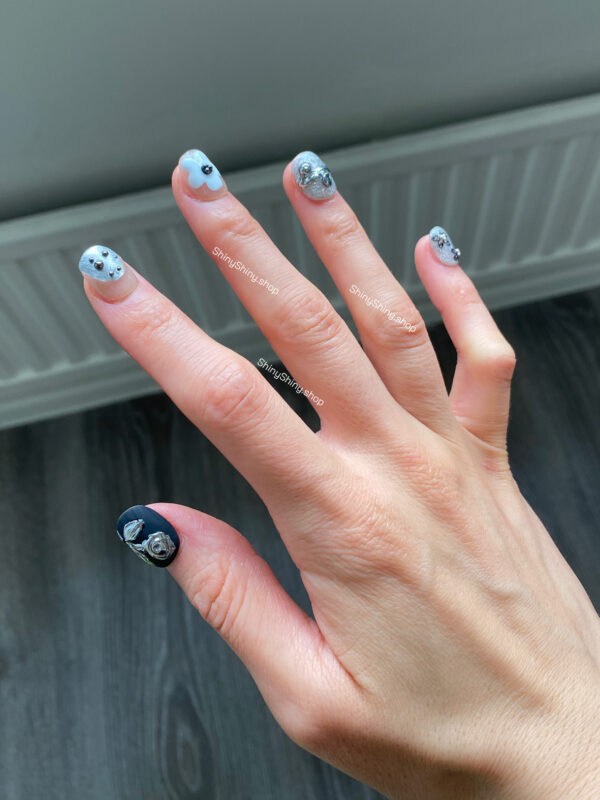 n26 Black White Flower