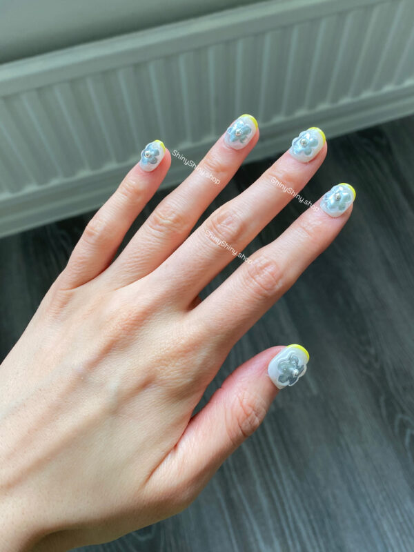 n09 Yellow Edge Silver Flower